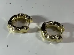 ゴールド 波状デザイン フープピアス