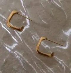 極美品　18K YG ピアス　スクエアデザイン