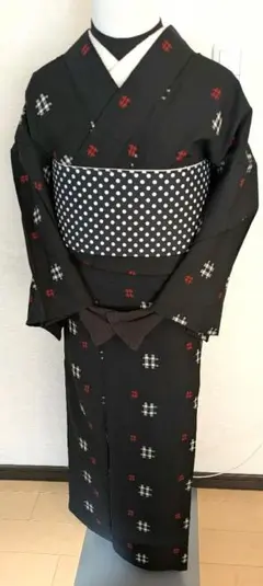 昭和レトロ　ウール着物　黒地に紅白絣模様