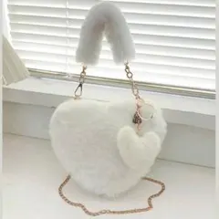 ハート型ファーショルダーバッグ　カジュアル　エレガント　個性的　もふもふ　白