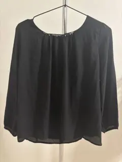黒い五分袖シフォンブラウス ビーズ装飾付き