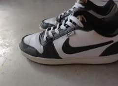 Nike ホワイト/グレー スニーカー