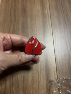 Hard Rockギターピック型 ピンバッジ レッド