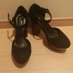 黒のスエードのパンプスで2回位履いた程度なので綺麗です。