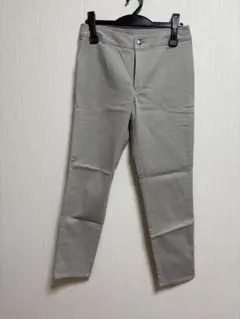 グレー スキニーパンツ ストレッチ素材