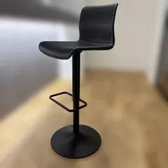 黒い合成皮革のダイニングチェア