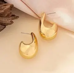 厚みのある大きめティアドロップ型ピアス　ゴールド