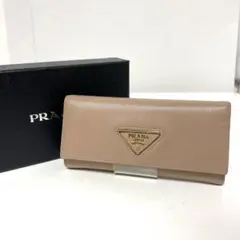 PRADA スタッズ ロングウォレット ベージュ サフィアーノレザー - メルカリ