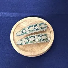 【ハンドメイド】冬にぴったり　グリーン色のヘアピン 2点セット　インド刺繍