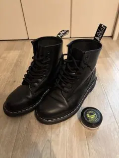 Dr.Martens 8ホール ブラックレザー ワークブーツ クリーム付きのサムネイル