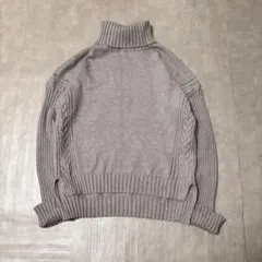 ケーブル編みタートルニット ハイネック 袖ロール グレー
