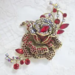 ルビー色＆オーロラ色輝石　豪華な　ヴィンテージ調　ブローチ