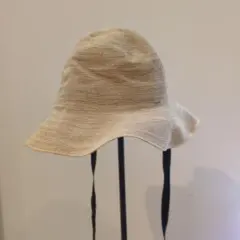 ベージュ アウトドアハット 黒ストラップ付き