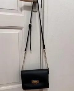 ブラックショルダーバッグ フラップ式