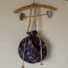 カラフル刺繍の丸型ハンドバッグ