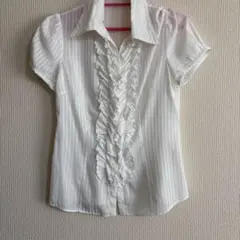 フリル付きホワイトストライプ半袖シャツ