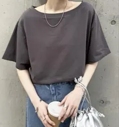 オフショルダー Tシャツ