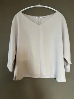 【UNIQLO】ベージュ Vネック 七分袖シャツ