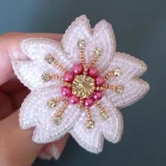 ☆ハンドメイド☆ビーズ刺繍ブローチ…桜・A