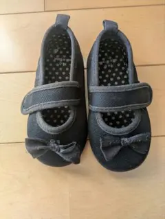 黒いリボン付きシューズ