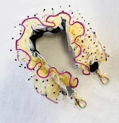 パープルふち・黄×ドット×シルバーフリル　ハンドストラップ　スマホストラップ