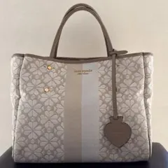 kate spade 花柄トートバッグ 中型 ベージュ　チャーム付き　2WAY