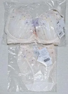 リサマリ　E70　フィオラ　ブラジャーショーツセット　クリーム　バックレース