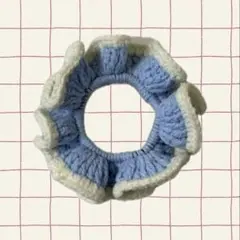 《シュシュ》ブルー ホワイト 編み物 かぎ針編み ハンドメイド フリルシュシュ