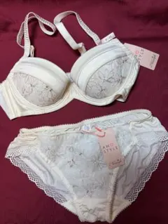 AMOSTYLE 淡クリーム色　金・白刺繍 ブラジャーショーツセット B65 M