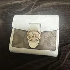 ホワイト 二つ折り財布 金具付き