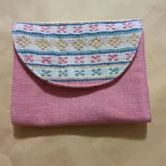 ピンクの刺繍ポーチ