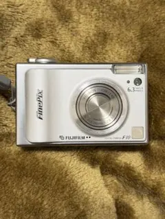 【美麗品】Fujifilm FinePix F10 本体と付属品のサムネイル