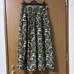 花柄ロングスカート 黒とベージュグリーン