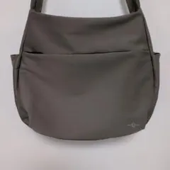 ショルダーバッグ シンプルデザイン　色カーキ