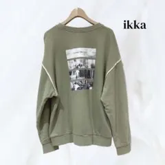 【ikka】バックフォトプリントトレーナー　パイピング　Uネック　ゆったりサイズ