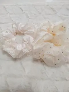 薄い？ピンク系　アイボリー系　ビジュー付きのシュシュ2個セット