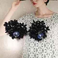 独 ヴィンテージイヤリング 黒と水色のビーズ E423