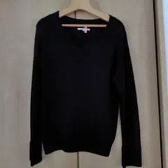 黒のVネック長袖ニットセーター