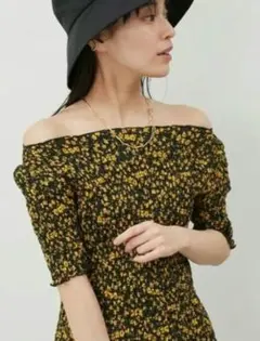 最終価格 Mila Owen シャーリングブラウス 半袖 トップス 花柄のサムネイル