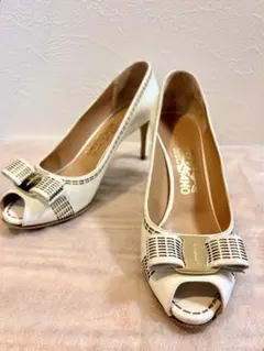 Salvatore Ferragamo ヴァラ オープントゥ 白 7.5Dのサムネイル