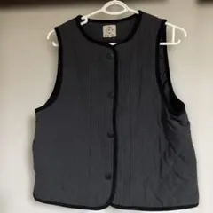 Samnsa Mos2チャコールグレイのキルティングベスト