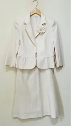 FESMY ホワイトスーツ フラワーモチーフ付き １１号