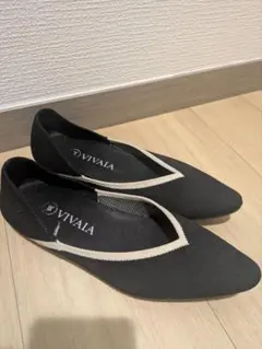 VIVAA ブラック フラットパンプス Vカットデザイン23 Eu 36