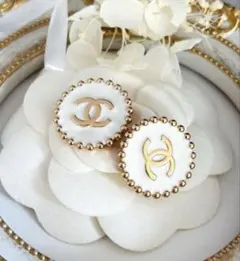 VINTAGE CHANEL ホワイト ボタン　２個　ラスト