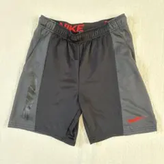 グレー ショートパンツ