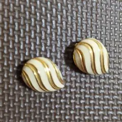 アイボリーとゴールドの波状イヤリング