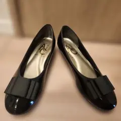 リボン付きブラックフラットシューズ