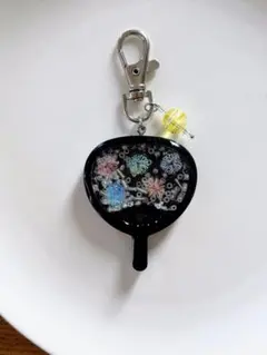 No. 134 シャカシャカキーホルダー うちわ 花火 黒のサムネイル