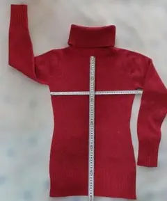 赤い タートルネックセーターアクリル素材 (Sサイズ)