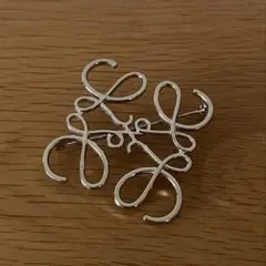 幾何学　リボンモチーフ　シルバー　ブローチ